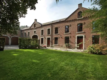 Hôtel - Ferme du Château d'Ahin Отели в г. Жее