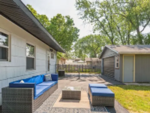 Charming Contemporary Family Home 3 Bedroom Home by RedAwning Hotels in Glenview