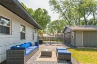 Charming Contemporary Family Home 3 Bedroom Home by RedAwning Hotels in Glenview
