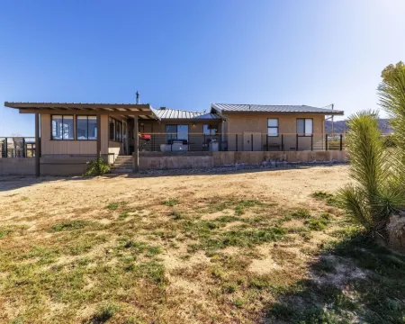 黃昏露台 - 時尚休閑的2卧室房屋，由RedAwning提供 約書亞樹村酒店