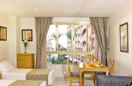 Sunset Beach Club Hotel Apartments Отели рядом с достопримечательностью «Памятник Коломаресу»