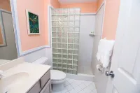 Ground Floor 1 Bedroom Pool, Hot Tub Private Beach Wifi Sleeps 3