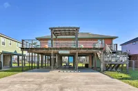 Walk to Shore and Restaurants Surfside Beach Home!
