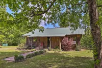 Secluded Cabin w/ Pond ~ 37 Mi to Gulf Coast! - 2 étoiles