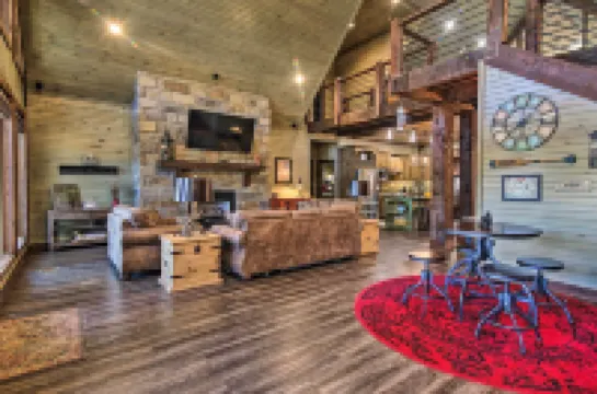 Stylish Broken Bow Cabin w/ Hot Tub + Fire Pit!