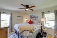 Fire Pit & Game Room: Family Home in Marshall - Wifi