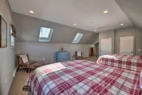 Luxe 'Green Barn' Near Skiing w/ Mt Equinox Views! -  Ferienwohnungen