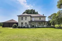 Pet-Friendly Home: Grill & Fire Pit in Manhattan