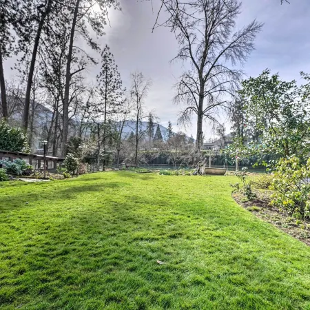 Hot Tub & Views: Spacious Getaway on Rogue River