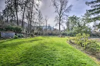 평온한 강가의 피난처 w/ 온수 욕조 & 전망!