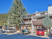 Red River Townhome with Balcony and Mtn Views! Hotels in Red River