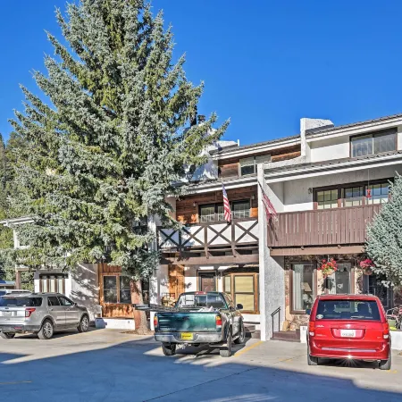 Red River Townhome with Balcony and Mtn Views!