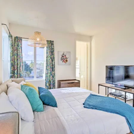 Lakefront Indio Villa Private Pool and on-Site Golf