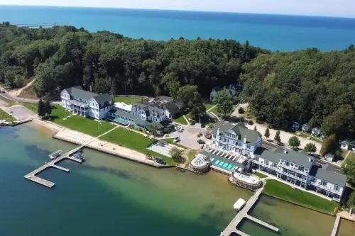 Ppi Lakefront Condo--Hot Tub Open All Winter! Ski Crystal Mountain, One Bdrm.