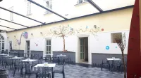Seven Hostel & Rooms - فطور