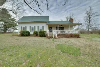 Peaceful Hazel Cottage w/ Deck & Yard! - chambre d’hôtes
