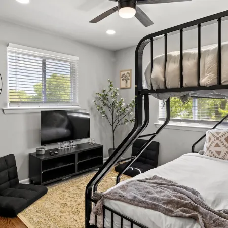 MKE 2 Bed W/ PKNG 15M Downtown
