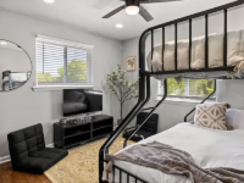 MKE 2 Bed W/ PKNG 15M Downtown