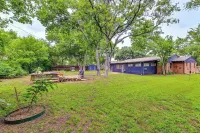 Large Yard & Fire Pit! Home 13 Mi to at&t Stadium - 3-Star