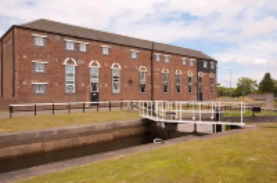 พรีเมียร์ อินน์ ฟอลเคิร์ก เซ็นทรัล โรงแรมใน