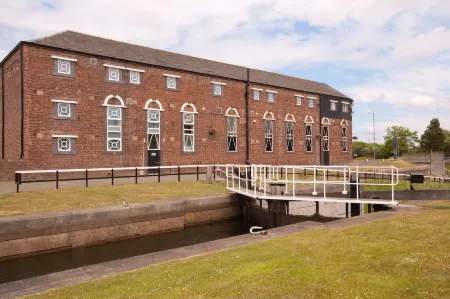 Premier Inn Falkirk Central Отели рядом с достопримечательностью «The Mariner Centre»