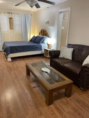 Private, Quiet ApMorning Singing Birds”, close to Phoebe Charm's Personal Care Home 주변 호텔