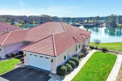 "Hook, Wine, and Sinker" Large 5-bed lakefront villa-pool, hot tub, and courts Các khách sạn ở 