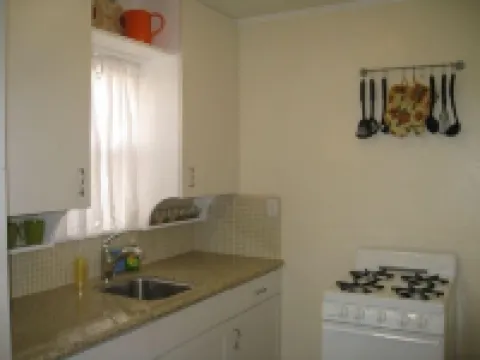 Charming Cottage: 5-Minute Walk to Beach!