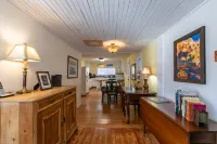 Hot Tub, Fire Pit, Trails to Nature's Beauty - Charming Retreat 트윗시 레일로드 주변 호텔