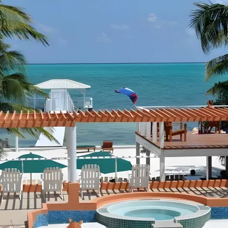 Island Magic Beach Resort Отели рядом с достопримечательностью «Остров Кей Колкер»