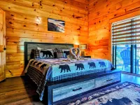 Whiskey Bear Creek: 2021, SAUNA, JACUZZI, AND POOL access! Hotels near Sugarlands Valley Nature Trail