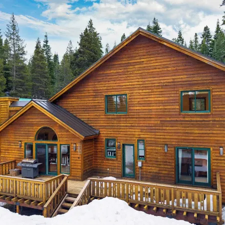 5 Mins to Ski Resort Ping Pong Pool Table Deck Donner Ridge by AvantStay