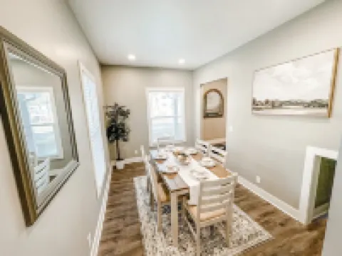 Midtown Oasis - Walkable to Blackstone - Within 5 Minutes of Downtown -Sleeps 12