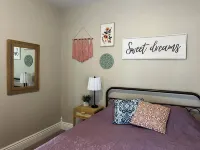 The Colorful Cottage- Historic Gem Near Downtown