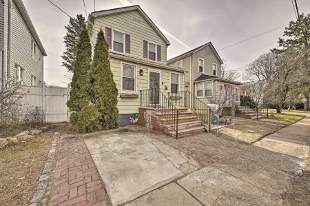 Charming New York Escape Near Central Park! Отели рядом с достопримечательностью «Плантинг Филдс Арборетум»