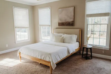 Spacious Group Stay-Pond Retreat, Fishing & Wineries Near Cville & SNP