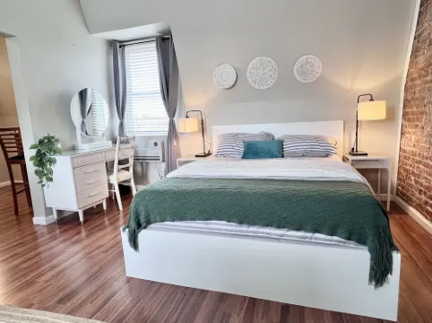 Tower Grove 3rd Floor Studio - 4mi to SLU & Barnes - Shared Laundry Pet Friendly