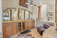 Luxurious Retreat with Heated Pool and Pickleball - Stunning Oasis Hotels in Maricopa County