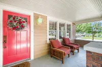 4 Beds, 4 bathrooms! 1 block to town shops, bars, bowling, canoeing, and parks!