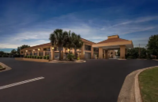 Quality Inn & Suites Near Robins Air Force Base