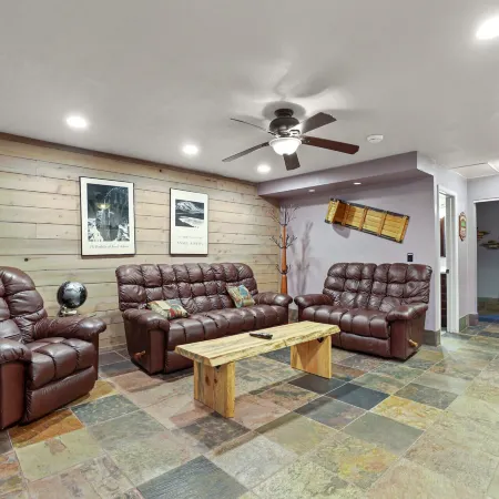 Ski In, Ski Out! 3 BDR Steps From Stagecoach Lift