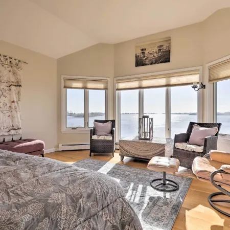 Kayaks, Deck & Pond Access: Rhode Island Retreat!