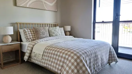 Tranquil Escape with Mountain & Golf Course Views Отели в г. Хилвью