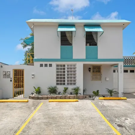 The Jewel of Levittown: Charming 2-bedroom apartment with WiFi, AC in Toa Baja