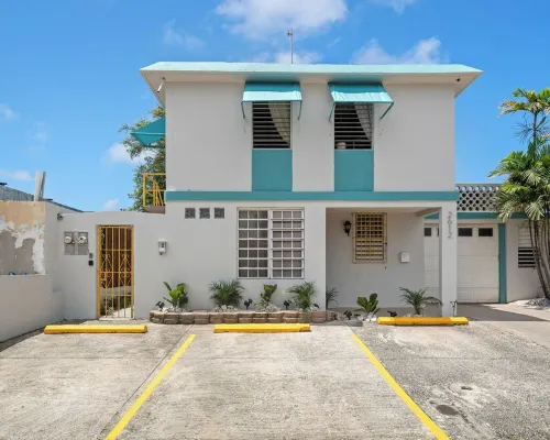 The Jewel of Levittown: Charming 2-bedroom apartment with WiFi, AC in Toa Baja Hotels in Levittown