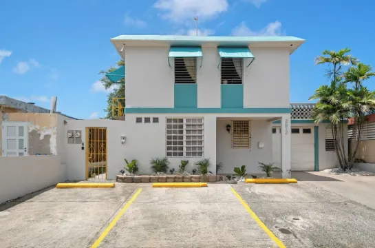 The Jewel of Levittown: Charming 2-bedroom apartment with WiFi, AC in Toa Baja