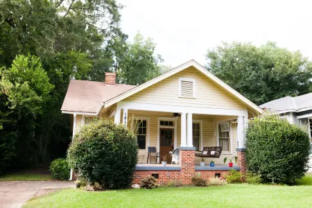 Spacious Kitchen and Cozy Retreat - Charming Family Haven Отели рядом с достопримечательностью «The Scott and Zelda Fitzgerald Museum»