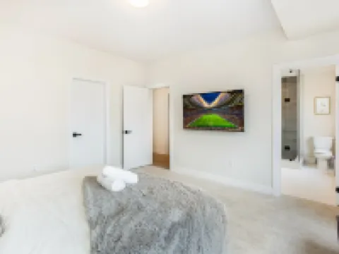 Luxury Home in Oakville Hotels in Oakville