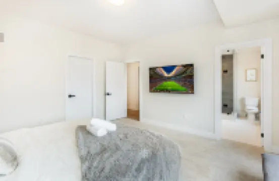 Luxury Home in Oakville Hotels near Sheridan College Trafalgar Road Campus