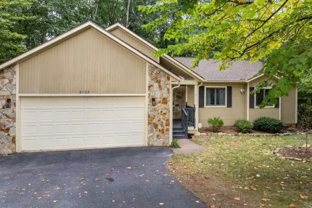 OMG! Indoor Mini Golf, Bowling, Theater, Hot Tub Отели рядом с достопримечательностью «Массанаттен Индур Уотерпарк»